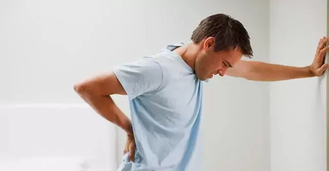 Dor na região lombossacral em um homem é um sinal de prostatite crônica