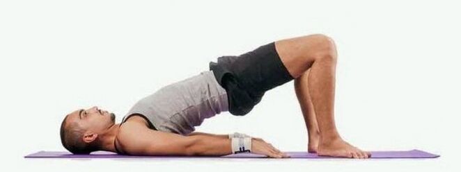 O homem realiza o exercício