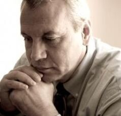 um homem pensa em prevenir a prostatite
