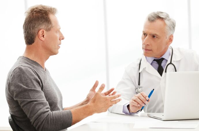 Um homem com prostatite crônica em consulta médica